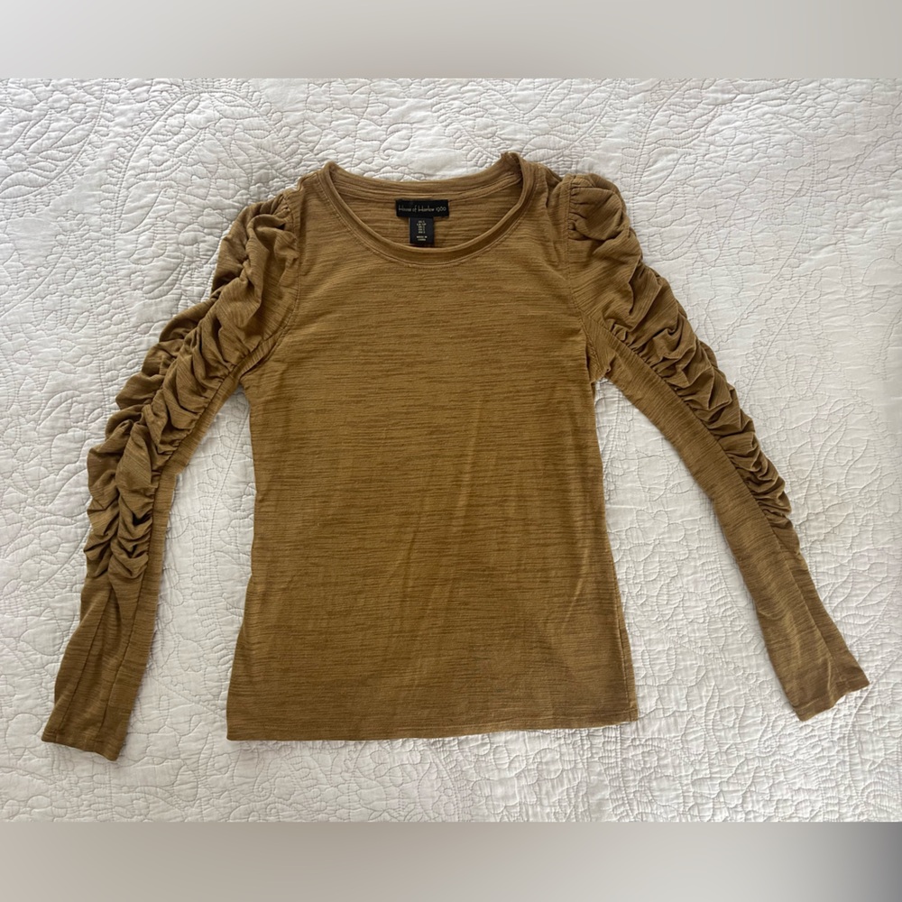 NWOT House of Harlow Scrunch sleeved women’s top